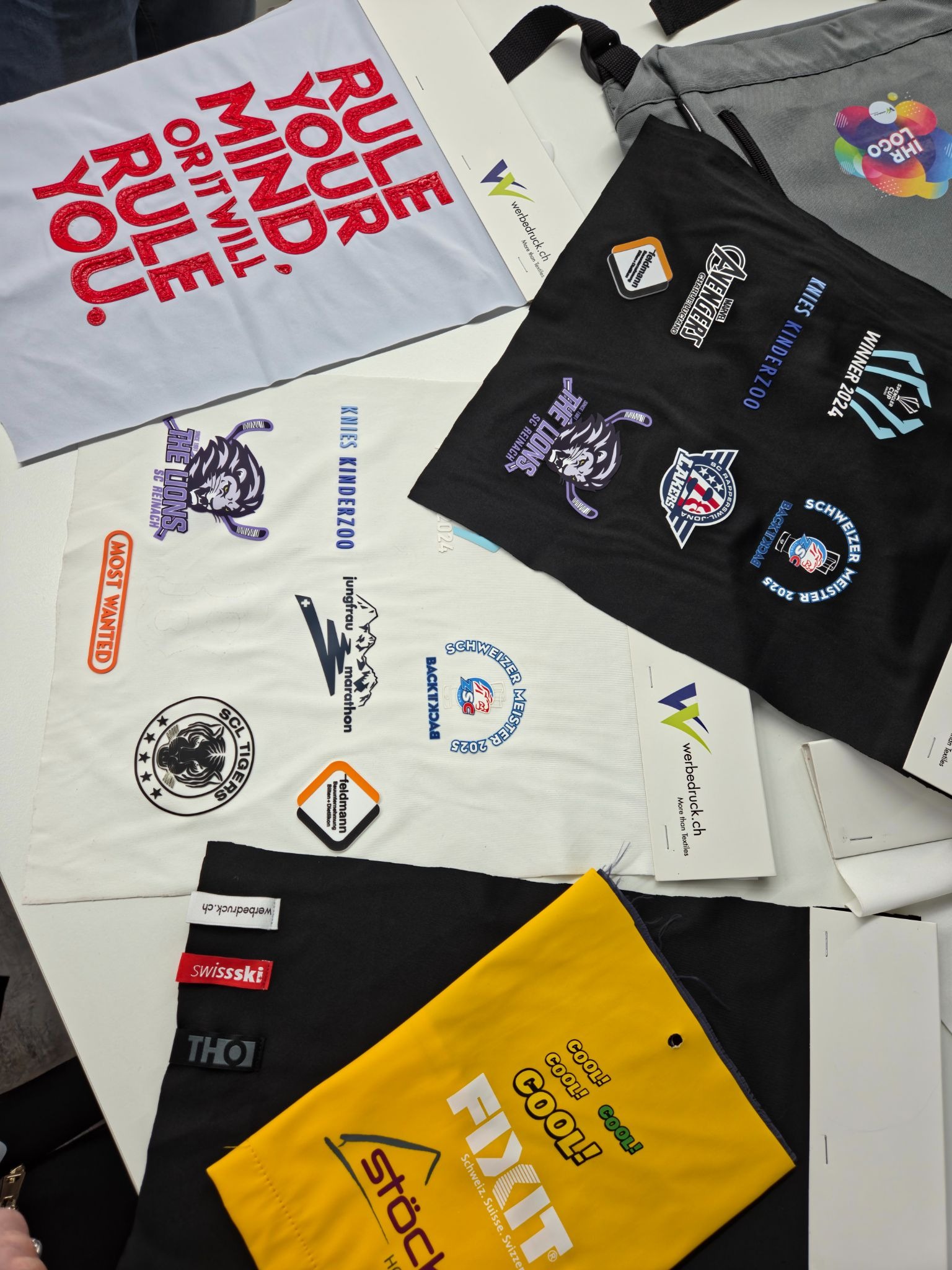 Muster-Textilien mit unterschiedlichen Drucktechniken