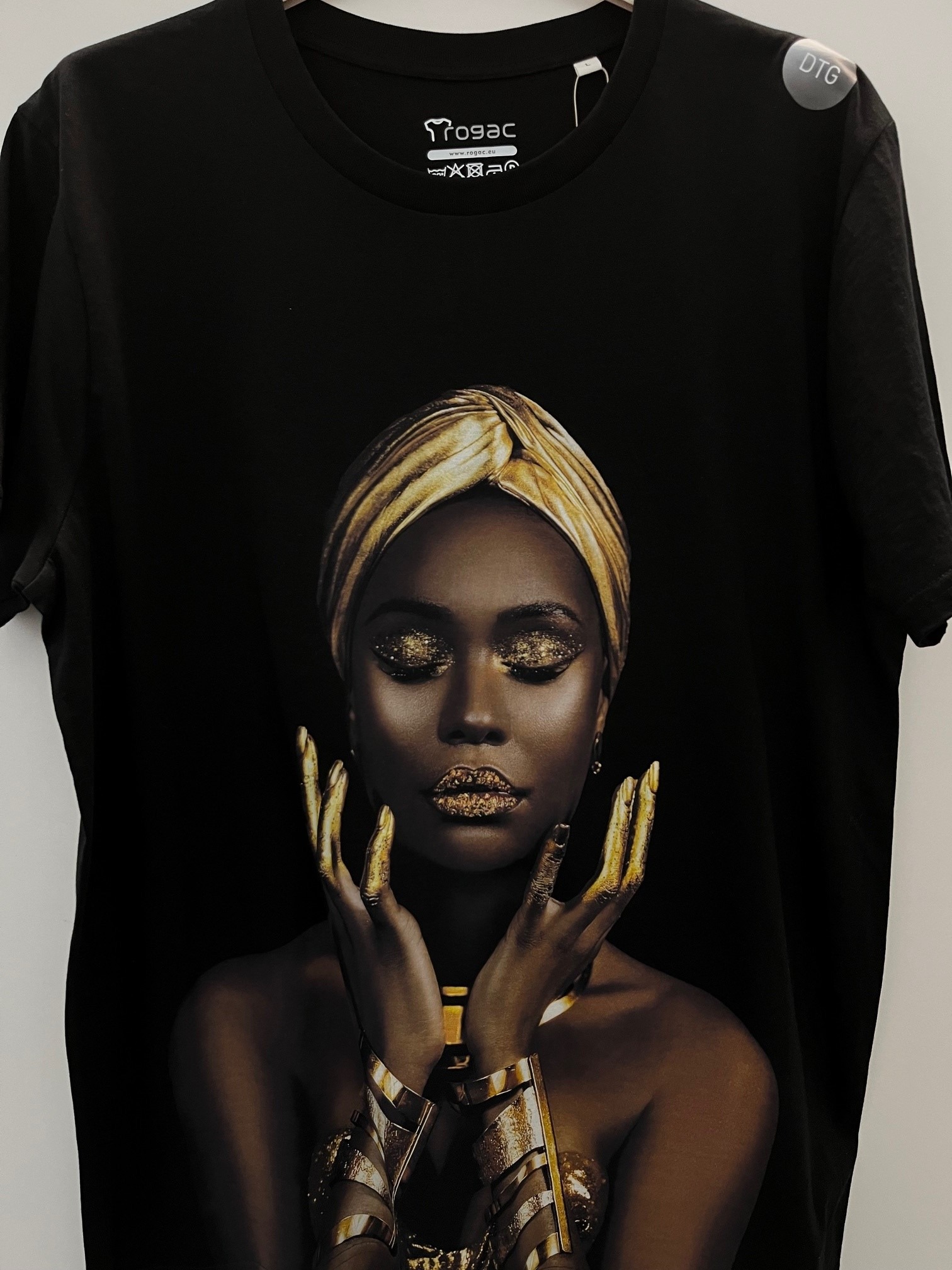 Schwarzes T-Shirt mit Digitaldruck und Abbildung einer Frau