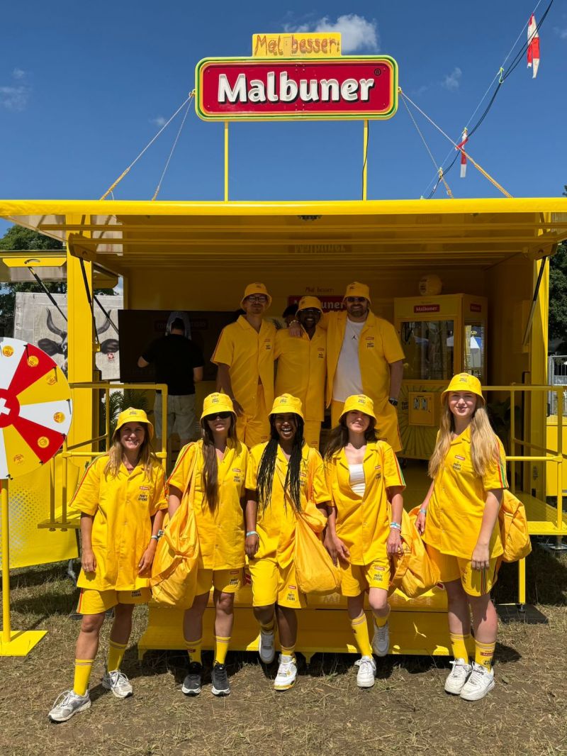 Gele Outfits und gelber Fischerhut für Promotionsevent.