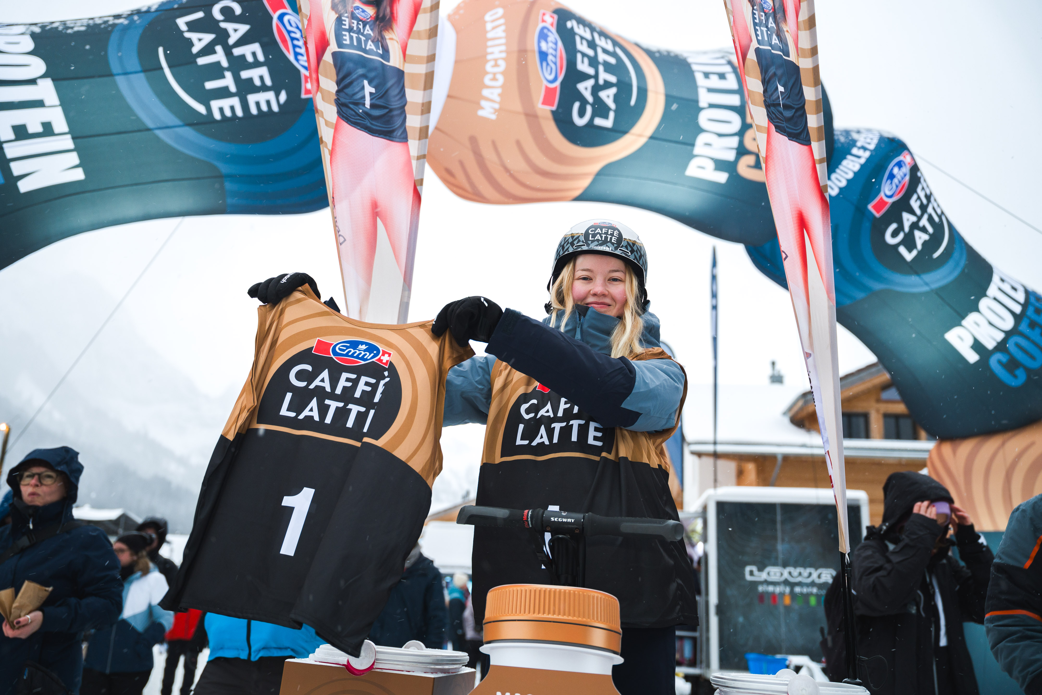 Startnummernüberzieher Emmi Caffé Latte werden am Skiweltcup in Adelboden verteilt.