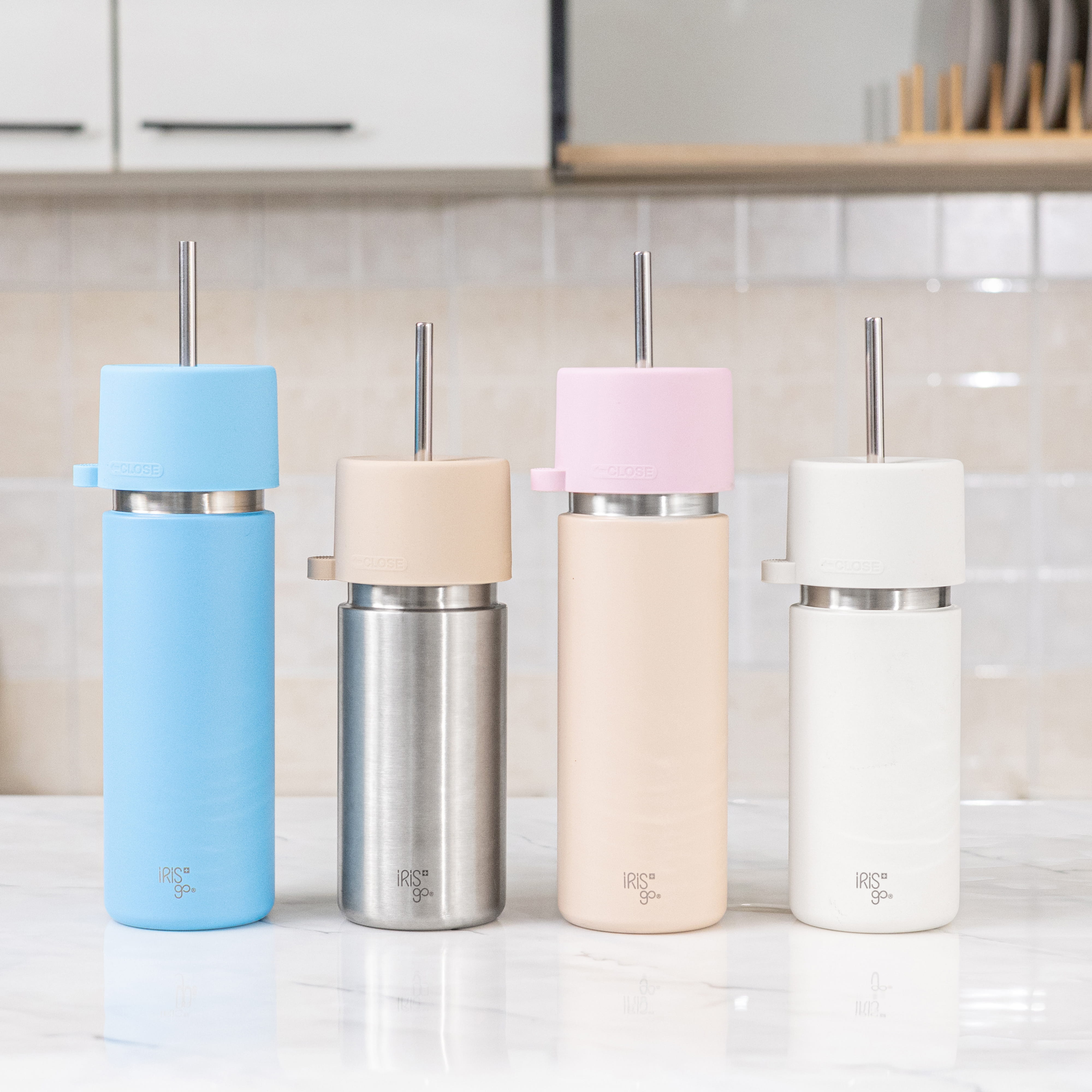 4 farbige IRISgo Cups mit Straw Lid und Edelstahl Strohhalm