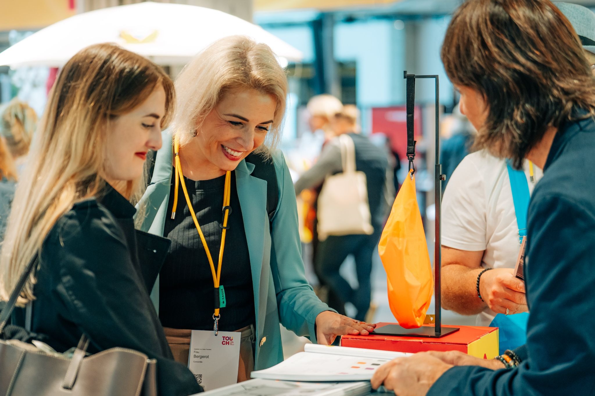 Beratungsgespräch an der Messe zwischen den Kunden und Herstellern.