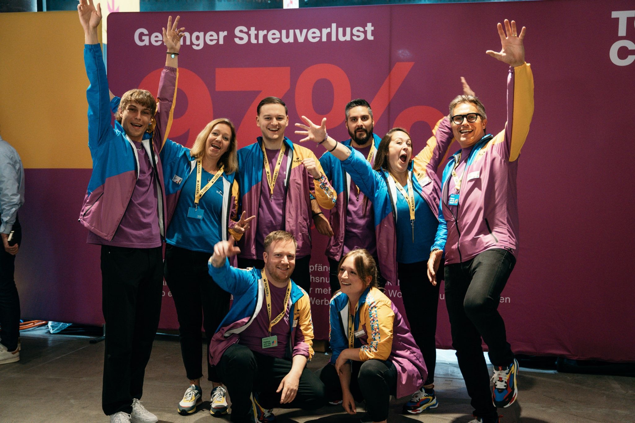 Kaiser-Team jubelt mit Retro-Trainerjacken beim ersten Messeauftritt an der TOUCH Messe.