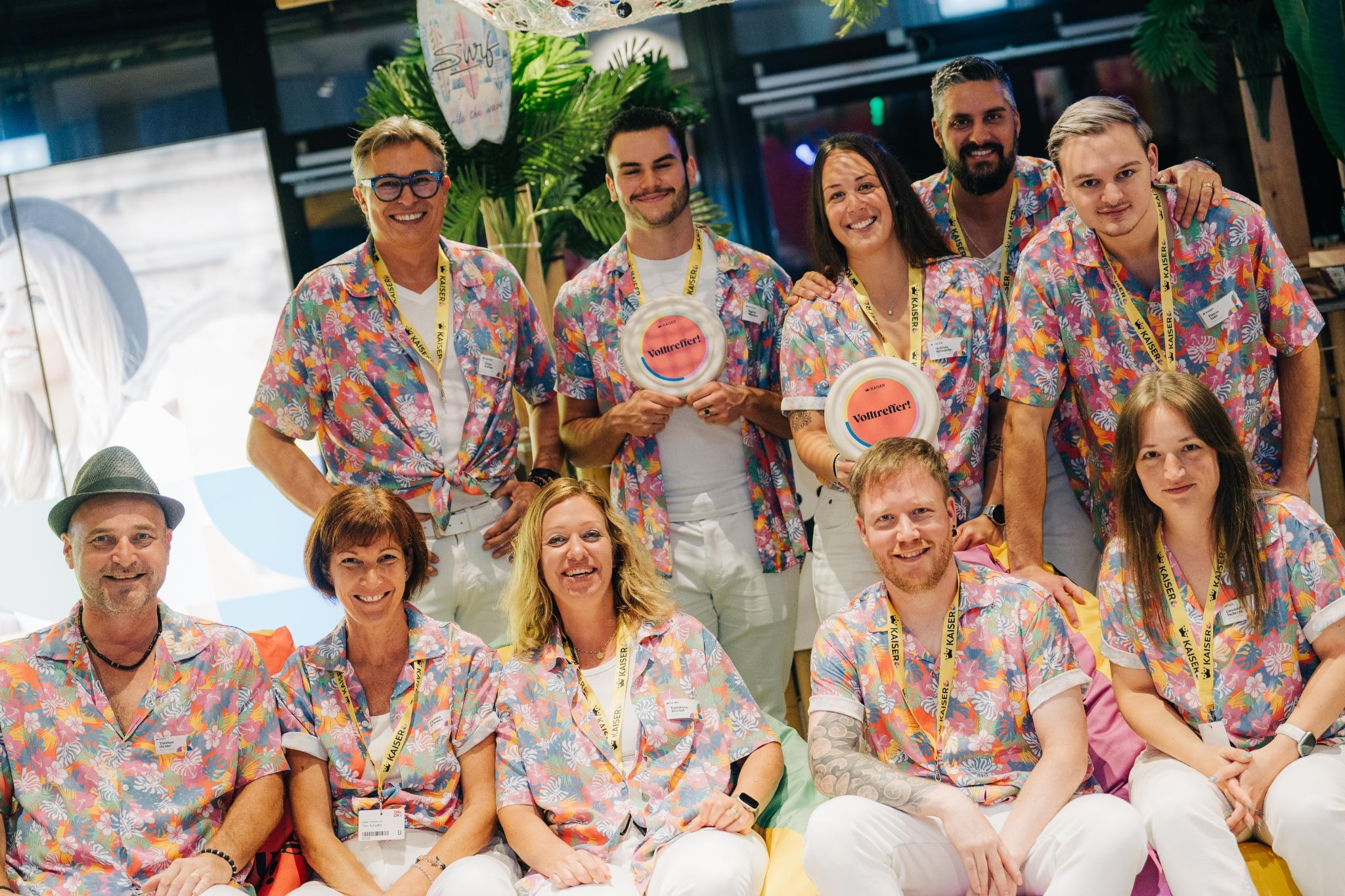 Kaiser-Team in bunten Hawaii-Hemden