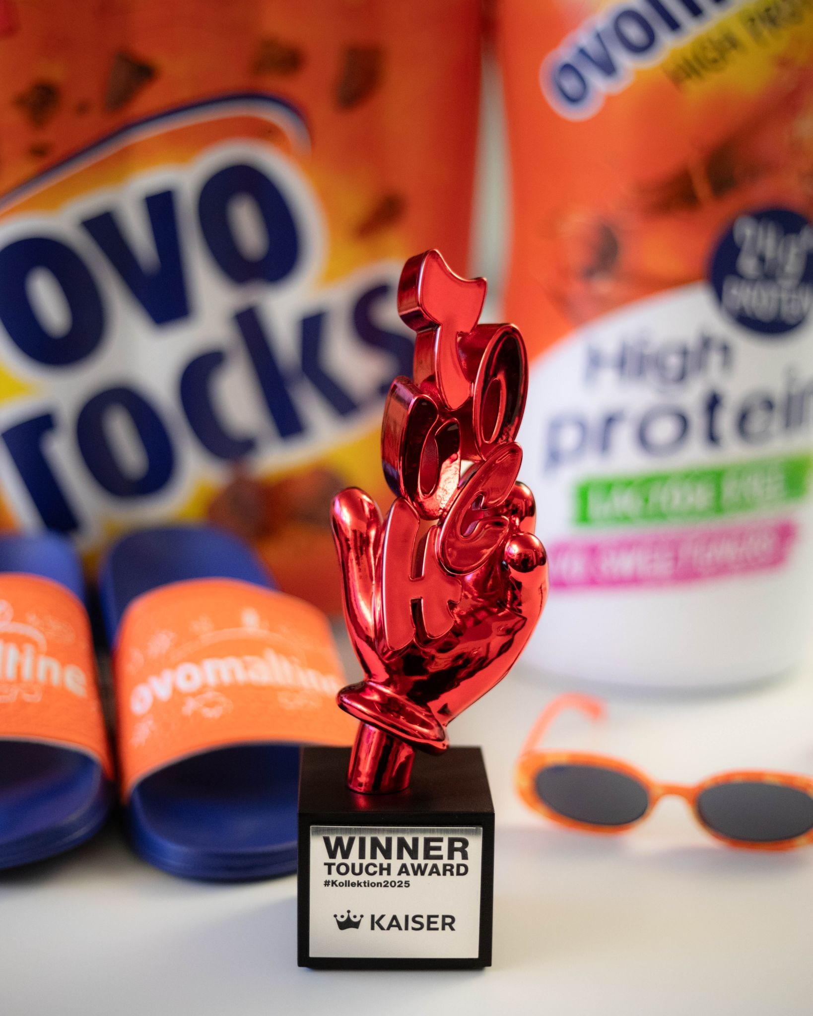 TOUCH Award für Kaiser Promotion mit Ovo-Schlappen, Sonnenbrille, Luftkissen und aufblasbarem Ovo-Protein-Drink