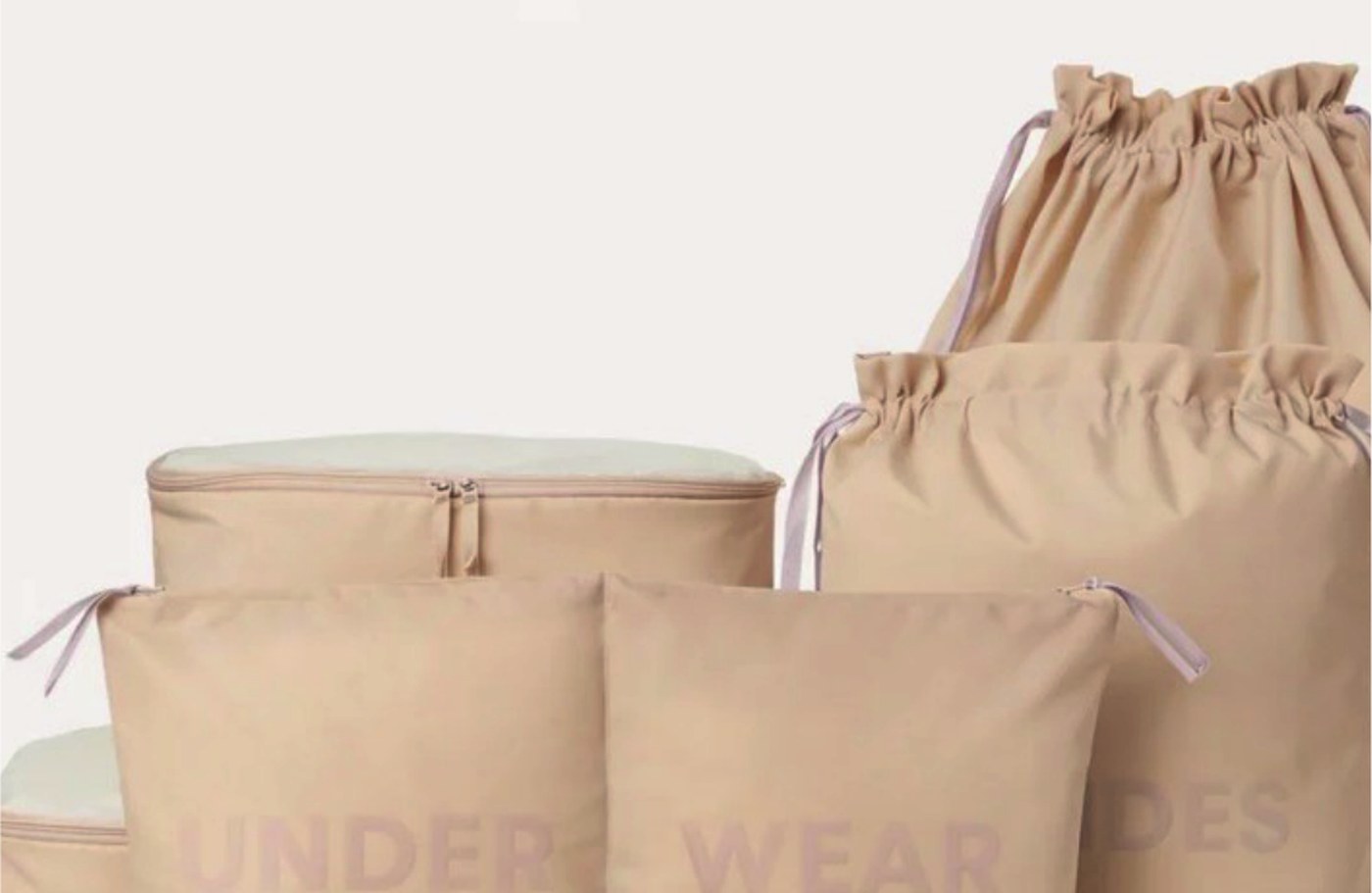 Organization Kit aus beigen Packtaschen, Beuteln und Boxen für Kleidung und Schuhe