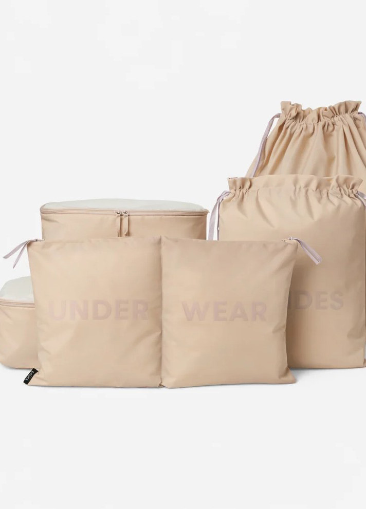 Organization Kit aus beigen Packtaschen, Beuteln und Boxen für Kleidung und Schuhe