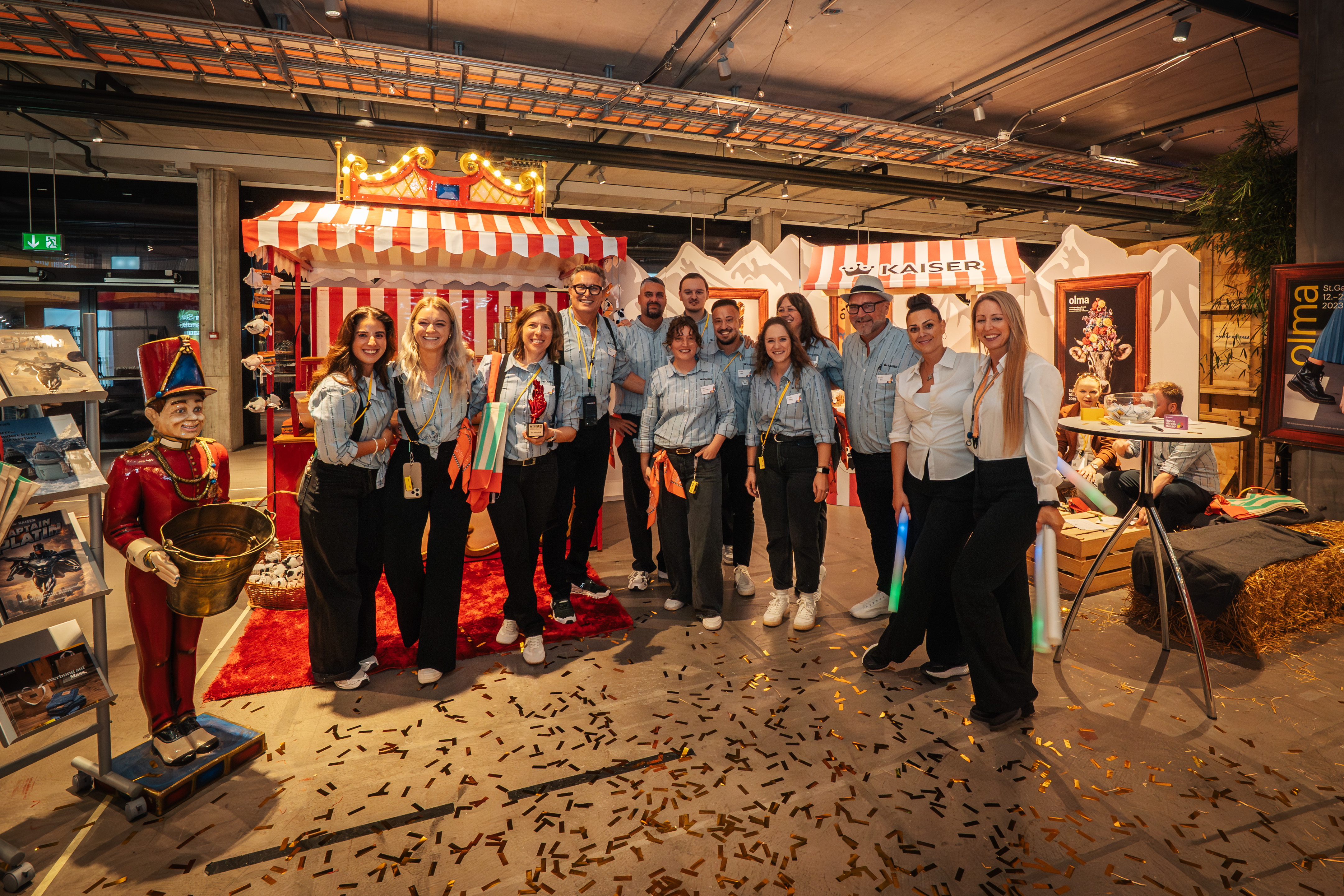 Kaiser-Team im Edelweisshemd vor dem von der OLMA inspirierten Messestand an der TOUCH 2026.