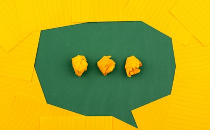Bulle de conversation avec points de suspension symbolisant les hésitations et erreurs quand on parle anglais
