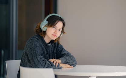 Femme concentree portant un casque audio pour ameliorer sa comprehension de l'anglais oral