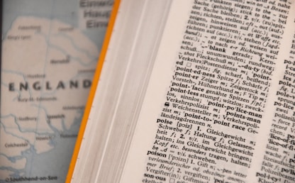 Dictionnaire anglais ouvert sur une table, idéal pour apprendre les bases de l'anglais