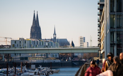 Cathédrale de Cologne dominant la ville, symbole de l'Allemagne à découvrir en apprenant la langue