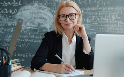 Formatrice d'anglais souriante animant un cours en ligne sur son ordinateur
