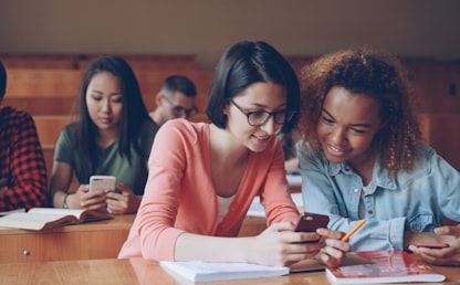 Apprenants utilisant une application sur smartphone pour apprendre l'anglais
