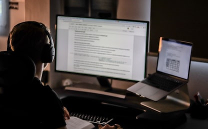 Apprenant en auto-formation d'anglais en ligne avec un casque, méthode iSpeakSpokeSpoken