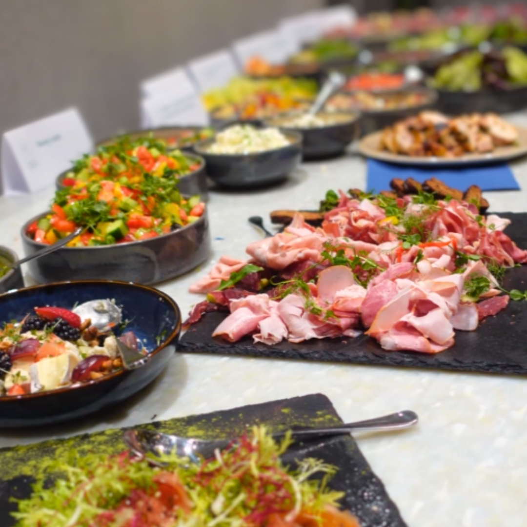 Vyber z bufetu v Praze v longevity kavárny, chtné zdravé jídlo v restaraci v centru Prahy