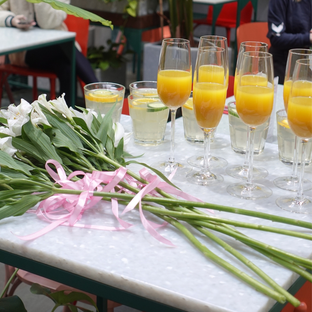 Best healthy snacks and drinks in Czechia. Immune ginger shots during events. Flowers and greenery in the cafe space.