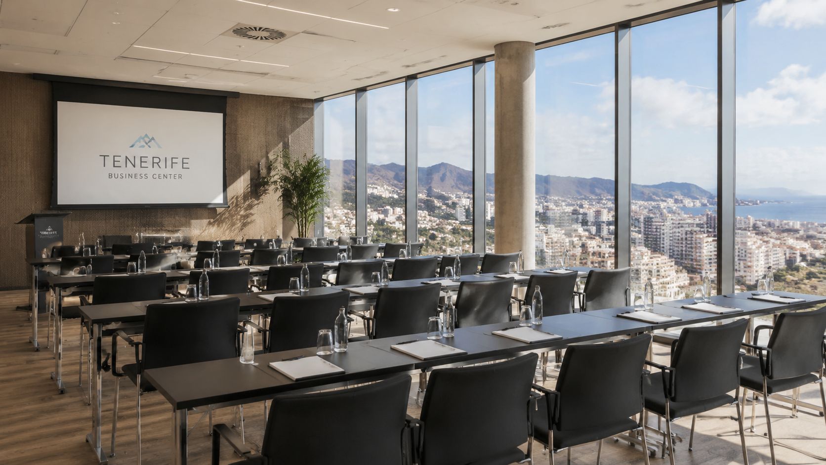 Sala de conferencias moderna en el Tenerife Business Center con vistas panorámicas a la ciudad y mar.