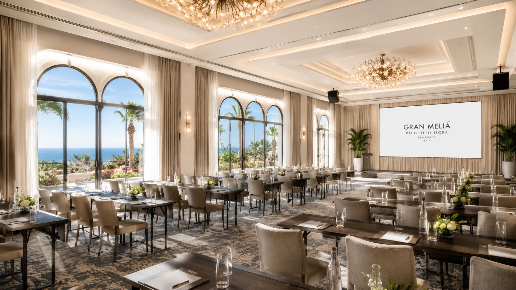 Sala de conferencias elegante en el Gran Meliá Palacio de Isora en Tenerife con vistas al océano.