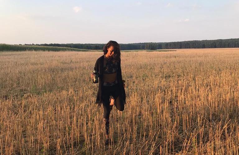 Emily in a field in Bölzke in Northern Brandenburg