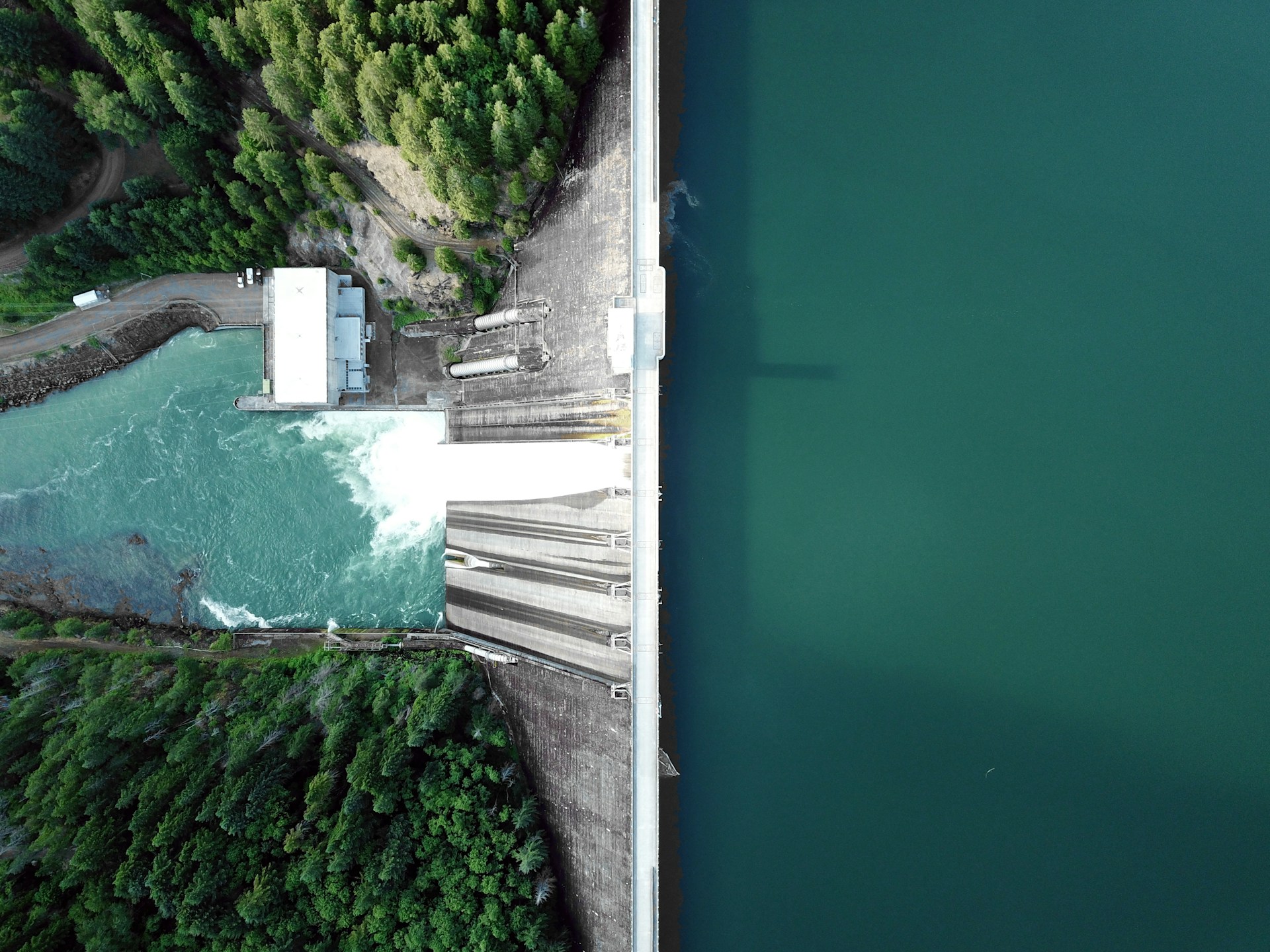 Barrage et centrale hydroélectrique vus du ciel