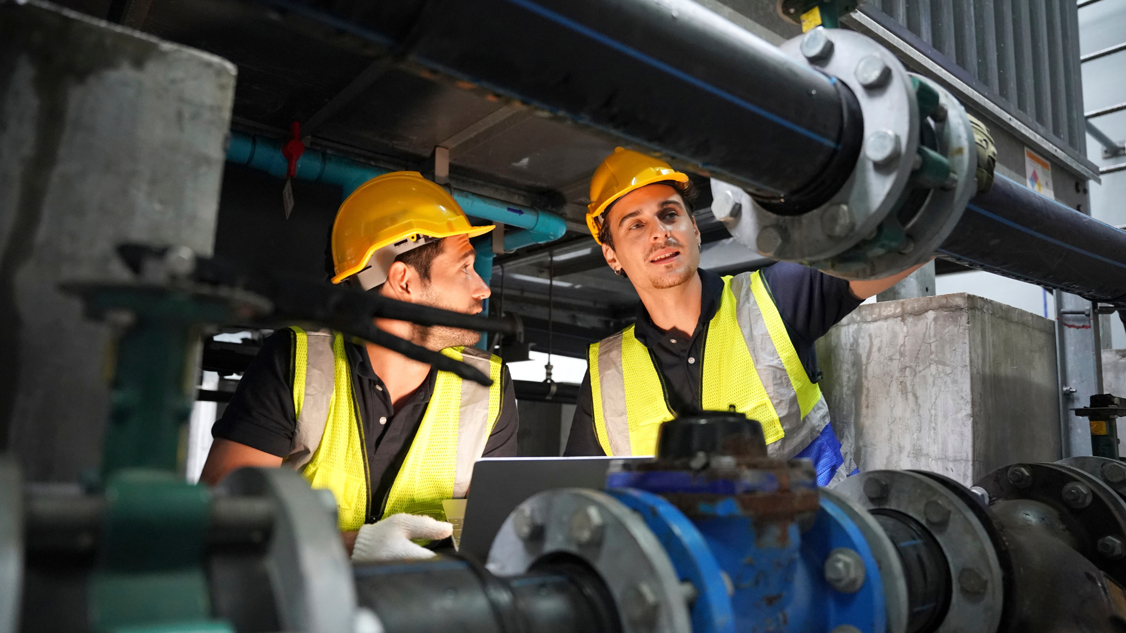 Colegas de SST en planta industrial