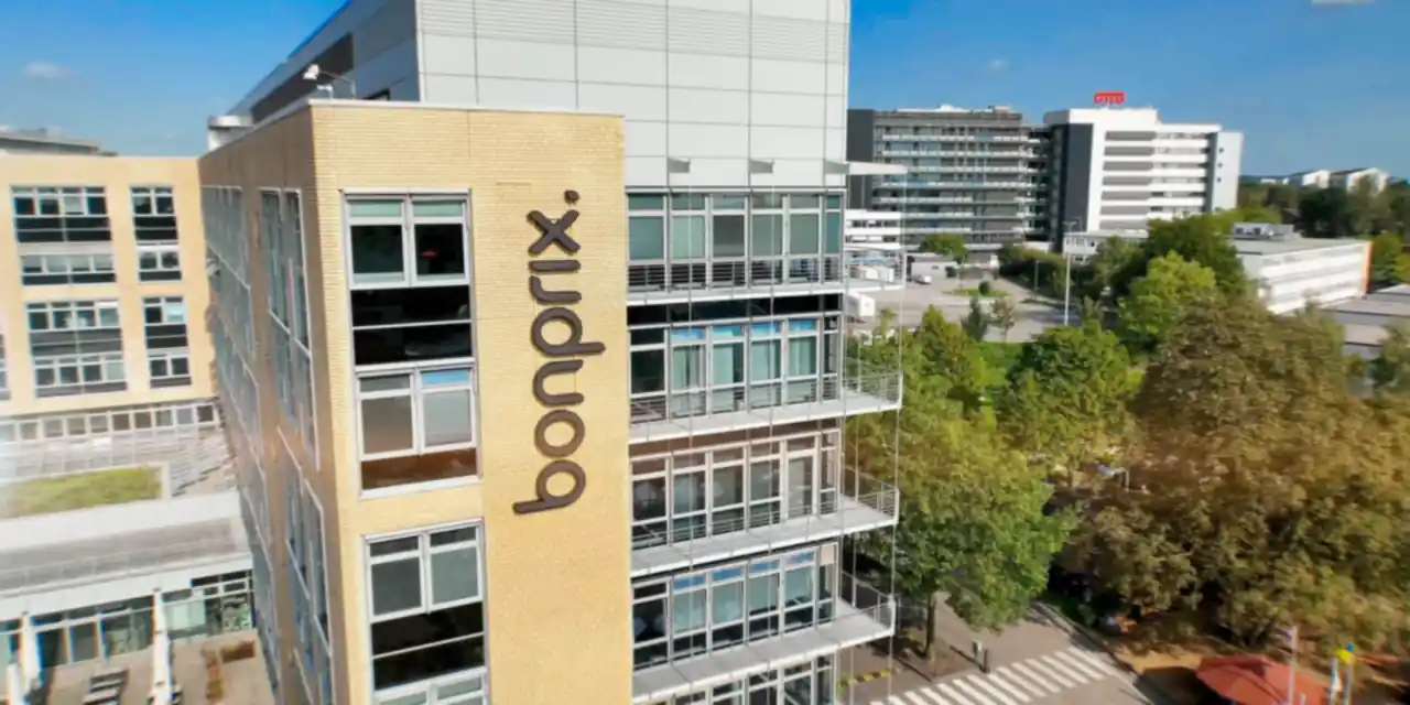 Luftaufnahme der bonprix-Zentrale in Hamburg mit bonprix-Schriftzug an der Klinkerfassade