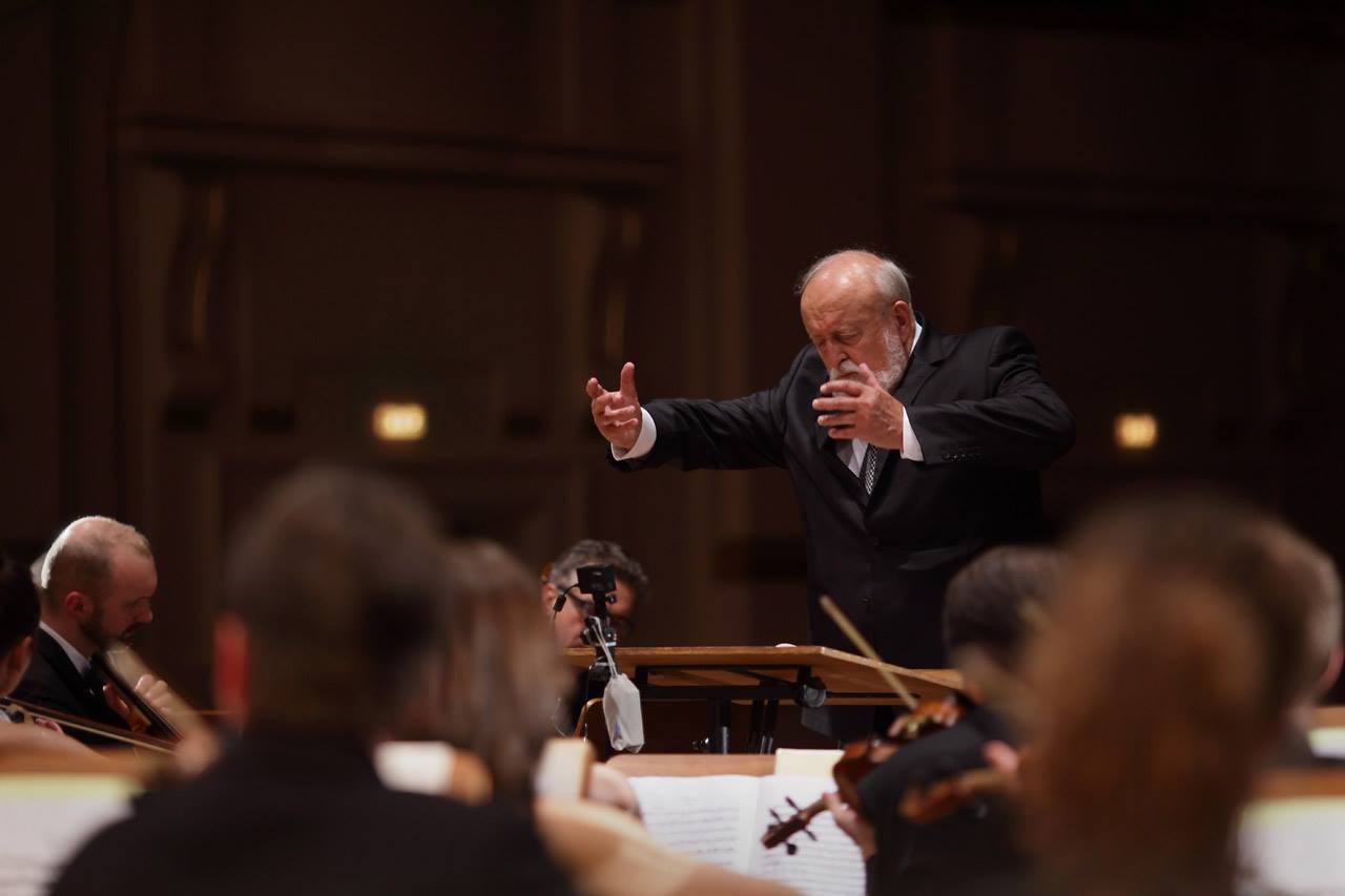 Krzysztof Penderecki dyryguje orkiestrze Sinfonietta Cracovia