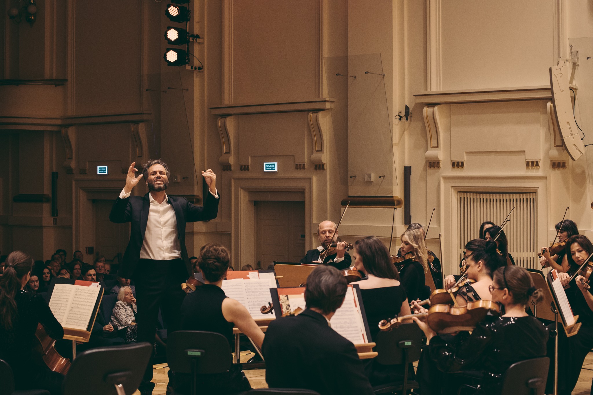 Josep Vicent podczas koncertu z cyklu Gwiazdy z Sinfoniettą