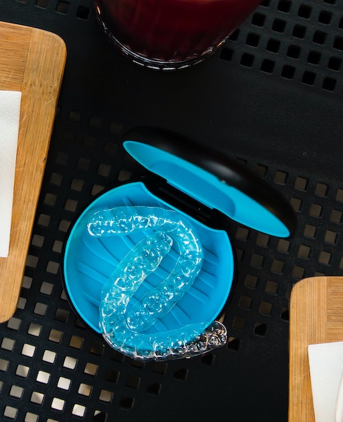Comment nettoyer ses gouttières dentaires Invisalign ?