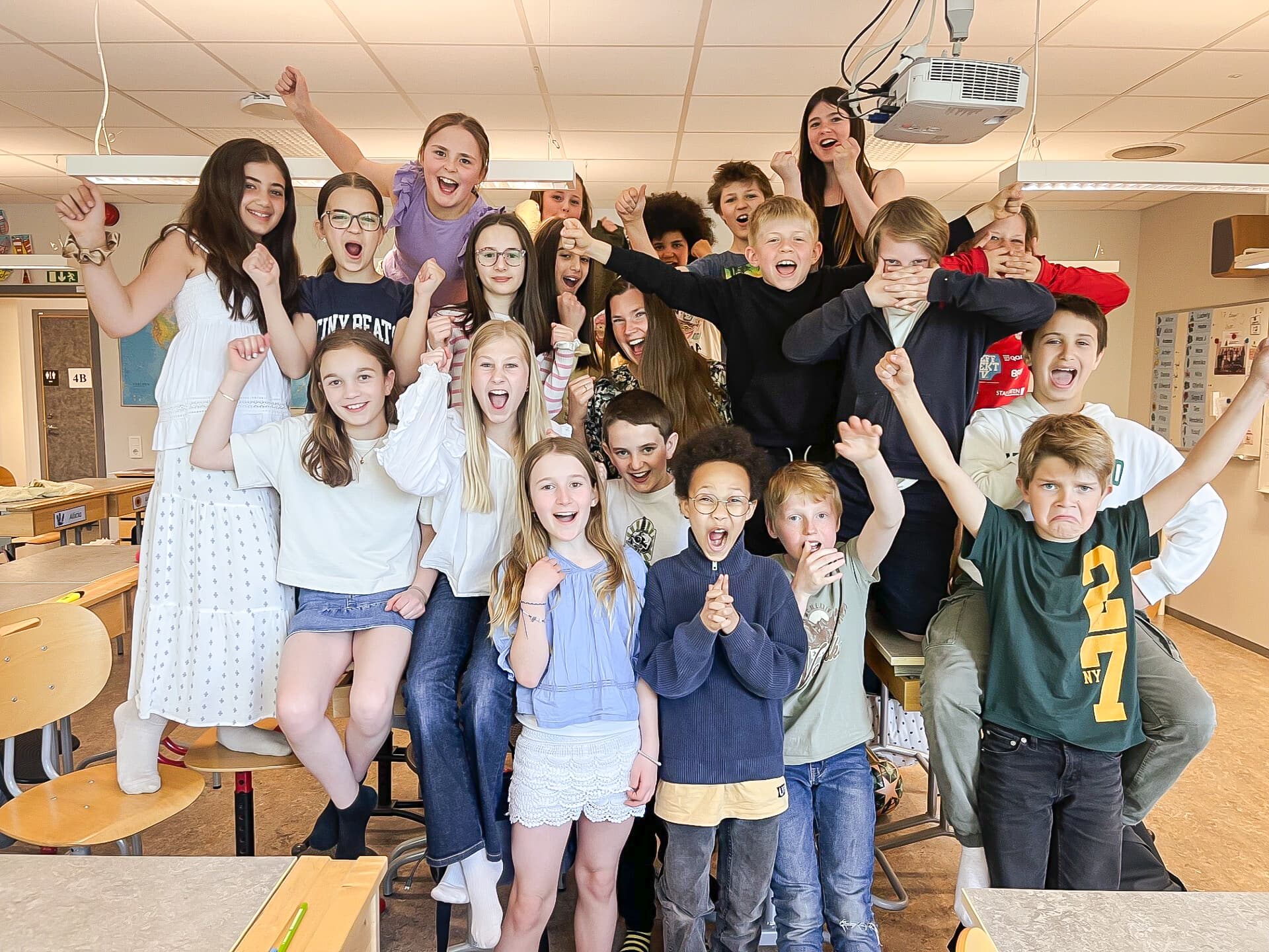 Klass 4A på Bergdalskolan i Borås firar sin vinst i Mattesprinten – Magmas stora mattetävling för skolklasser i Sverige.