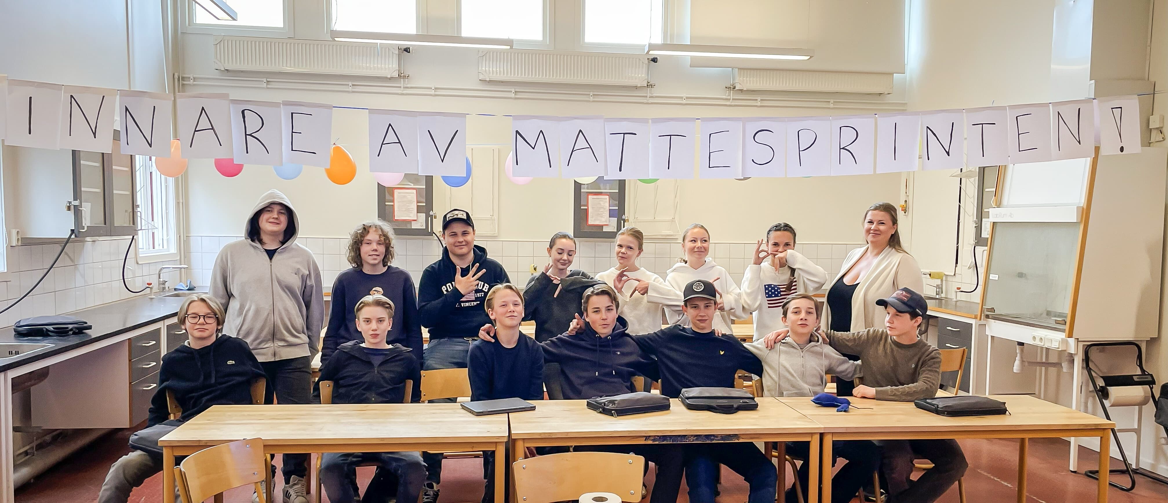 Klass 7B på Brunns skola firar segern i Mattesprinten med tårtor och ballonger – vinnarklass i Magmas mattetävling.