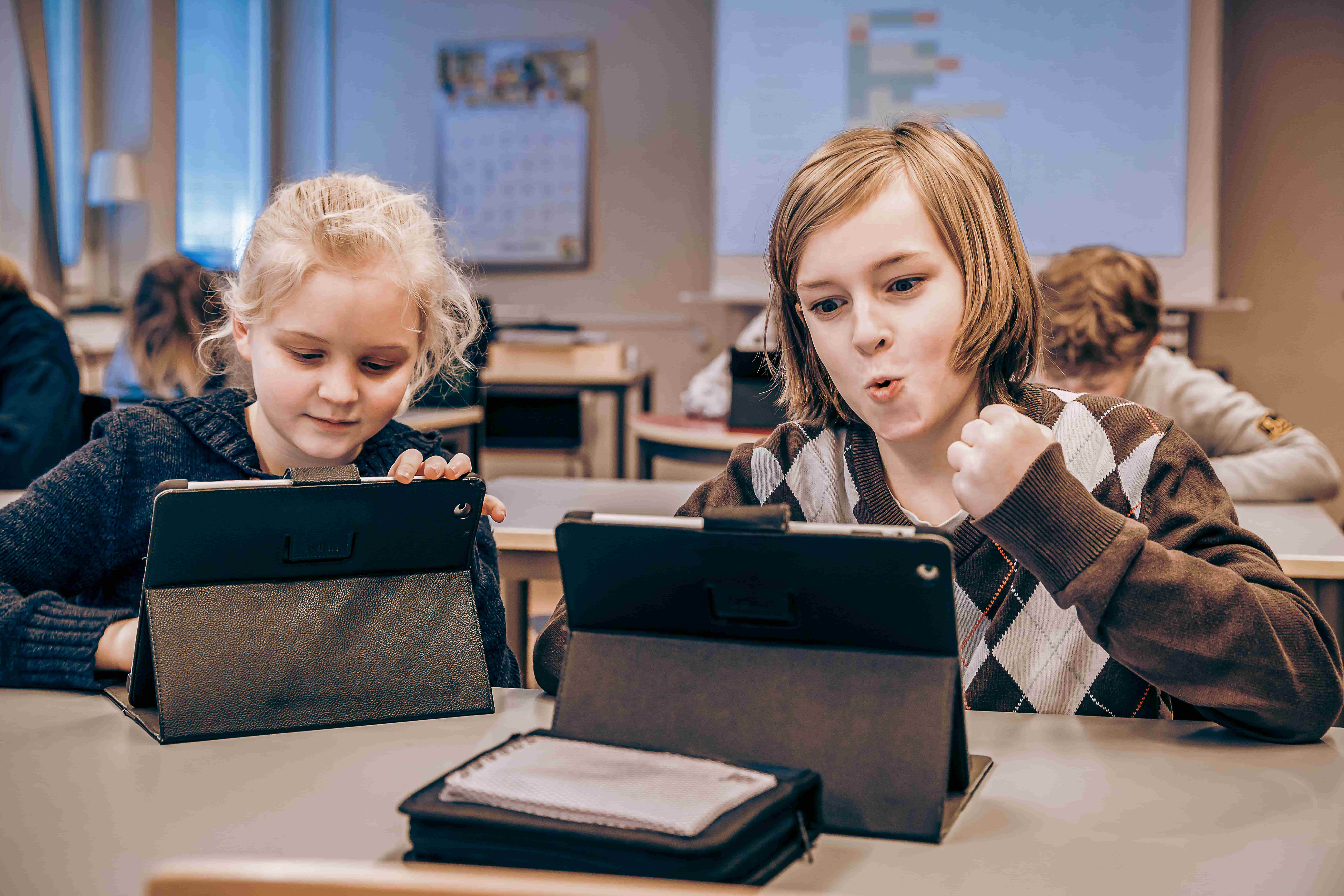 En elev använder Magma-appen på en iPad för att lösa en matteuppgift steg för steg.
