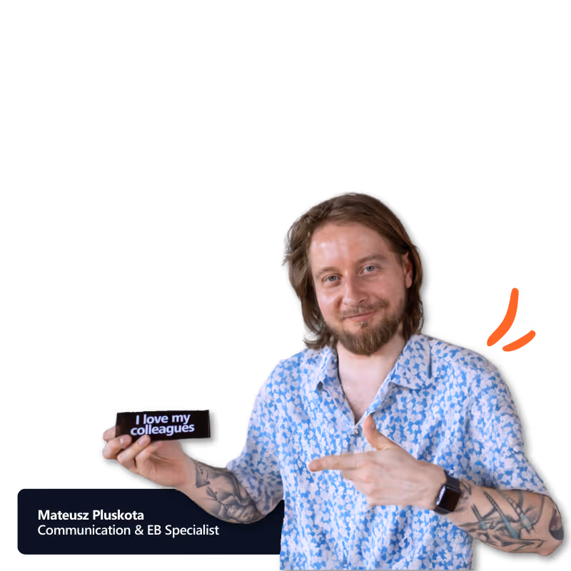 Mateusz trzymający kartkę z napisem "I love my colleagues"