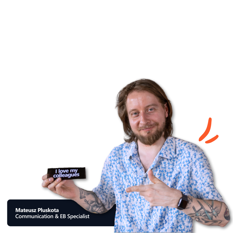 Mateusz trzymający kartkę z napisem "I love my colleagues"