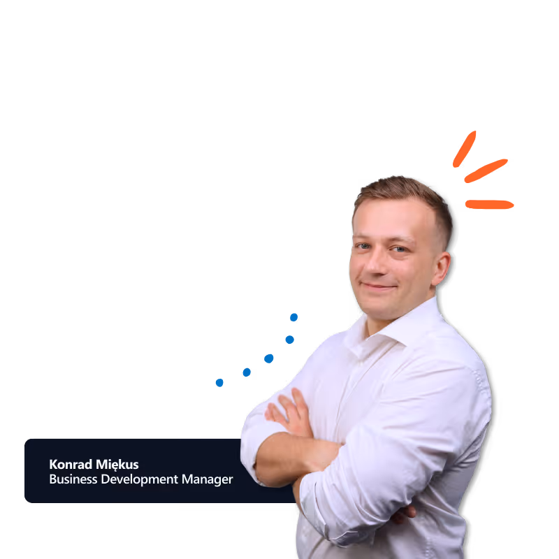 Mężczyzna w białej koszuli z założonymi rękami, uśmiechający się, oznaczony jako Konrad Miękus, Business Development Manager.