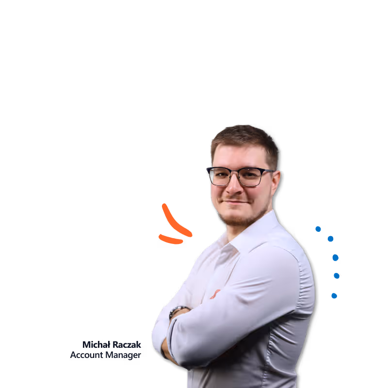 Mężczyzna w okularach i białej koszuli ze skrzyżowanymi ramionami, uśmiechnięty, na białym tle z ozdobami graficznymi.