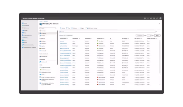 Panel Microsoft Endpoint Manager pokazujący listę urządzeń z informacjami o statusie zgodności i systemie operacyjnym.