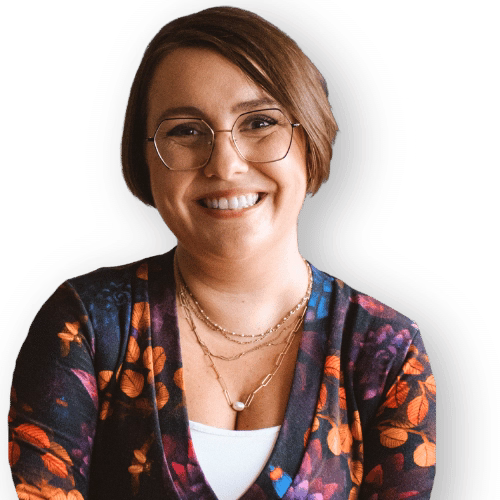 Osoba w okularach, z uśmiechem, we włosach za ucho, portret