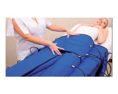 benh nhan dang dieu tri voi may nen ep tri lieu toan than - Báo giá máy nén ép trị liệu chuẩn nhất 2022