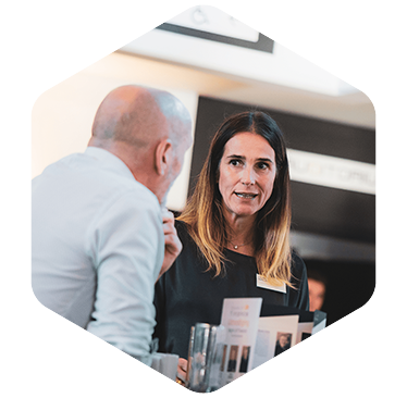 Klant van een financieel adviseur die tevreden is over haar financiën