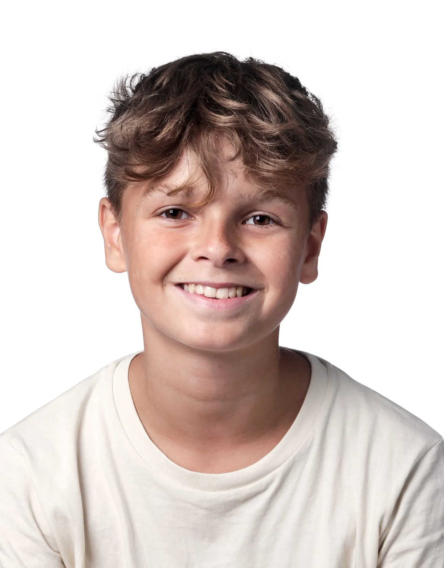 Farve Skole portræt - Smilende lille dreng med lyst hår iført skjorte på hvid baggrund – skolefoto og portrætbillede