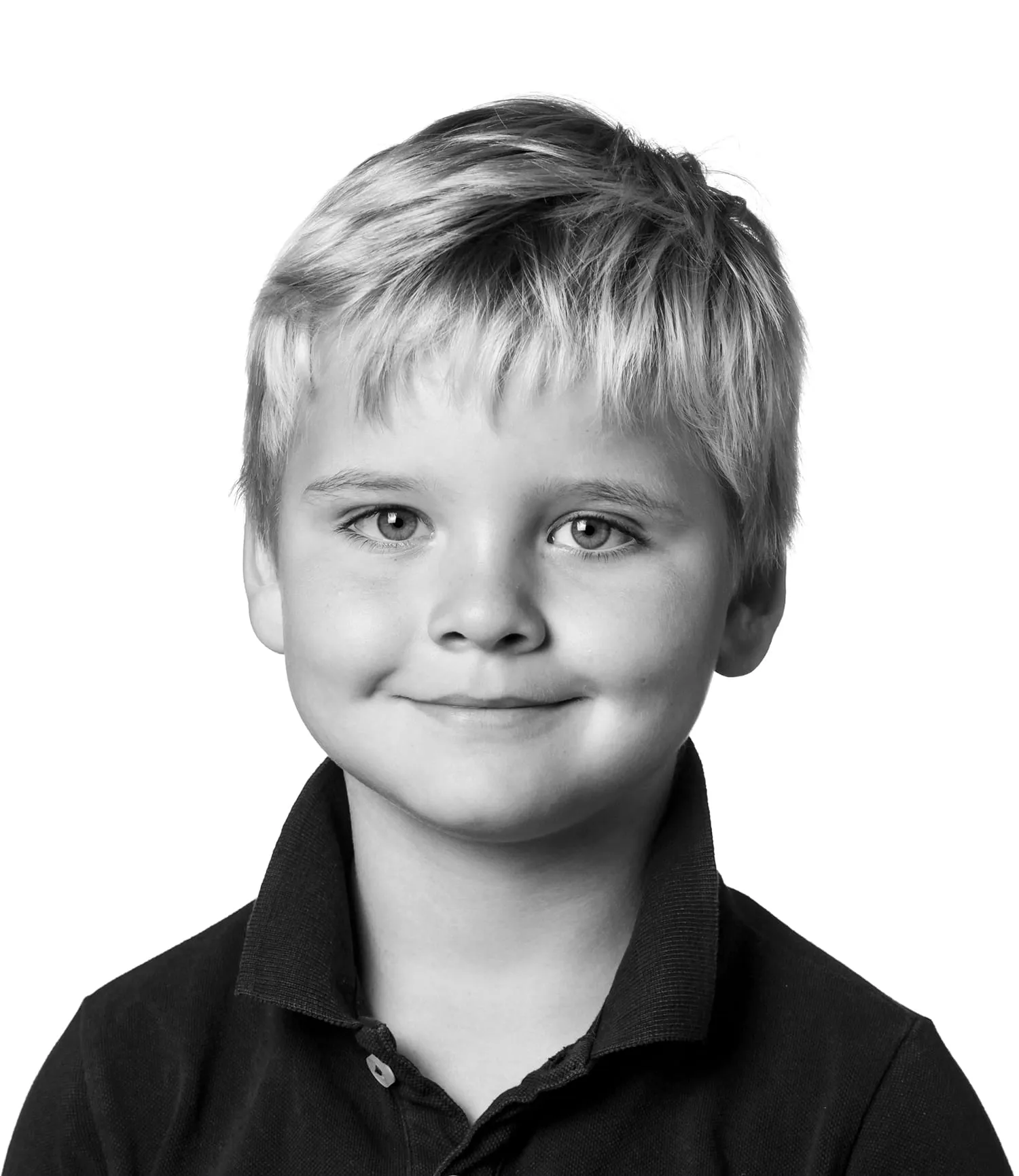 Sort-hvidt nærbillede af smilende ung dreng med lyst hår i mørk skjorte med krave – klassisk skolefoto og elevportræt.