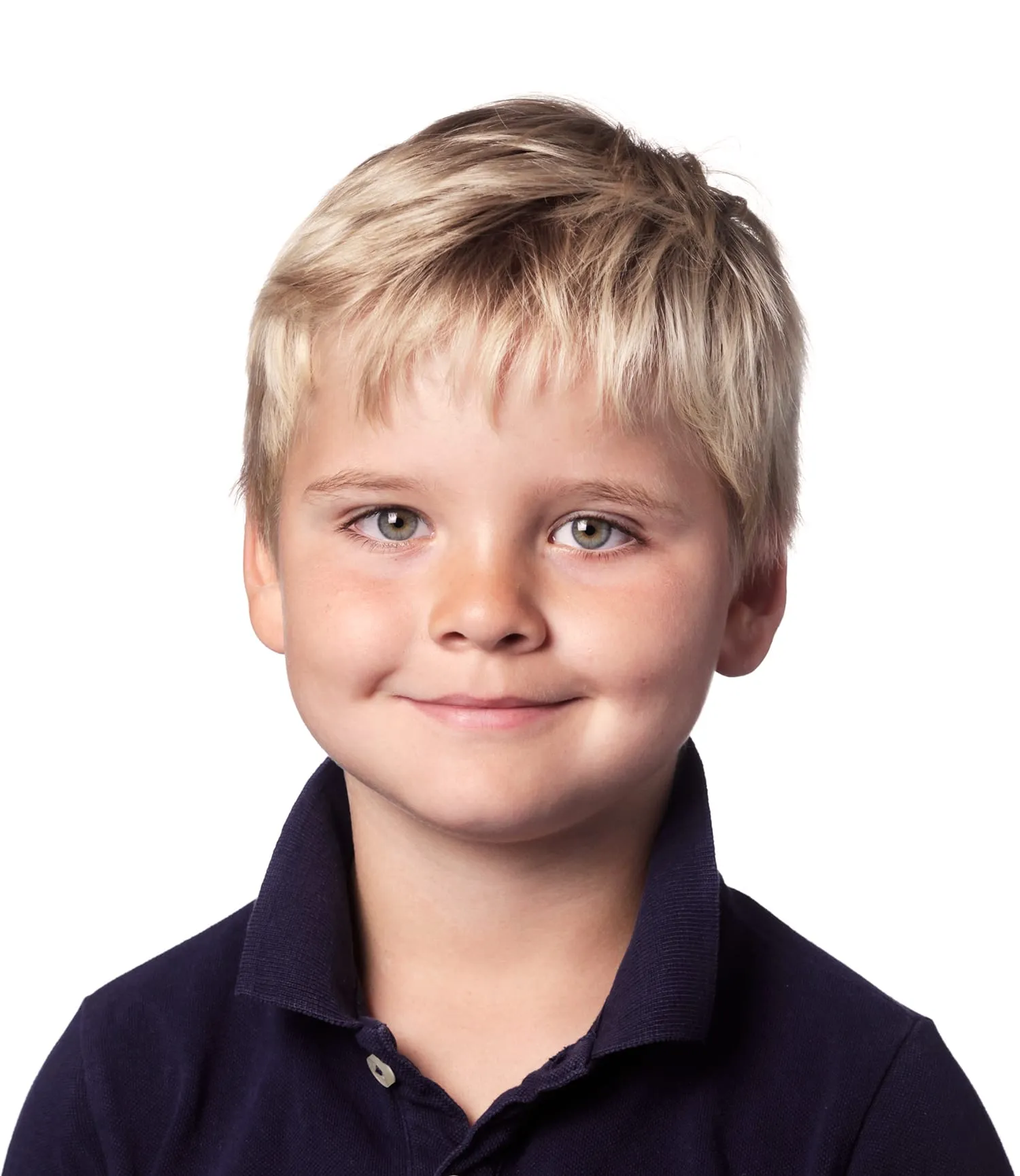 Farve portræt - nærbillede af smilende ung dreng med lyst hår i mørk skjorte med krave – klassisk skolefoto og elevportræt.