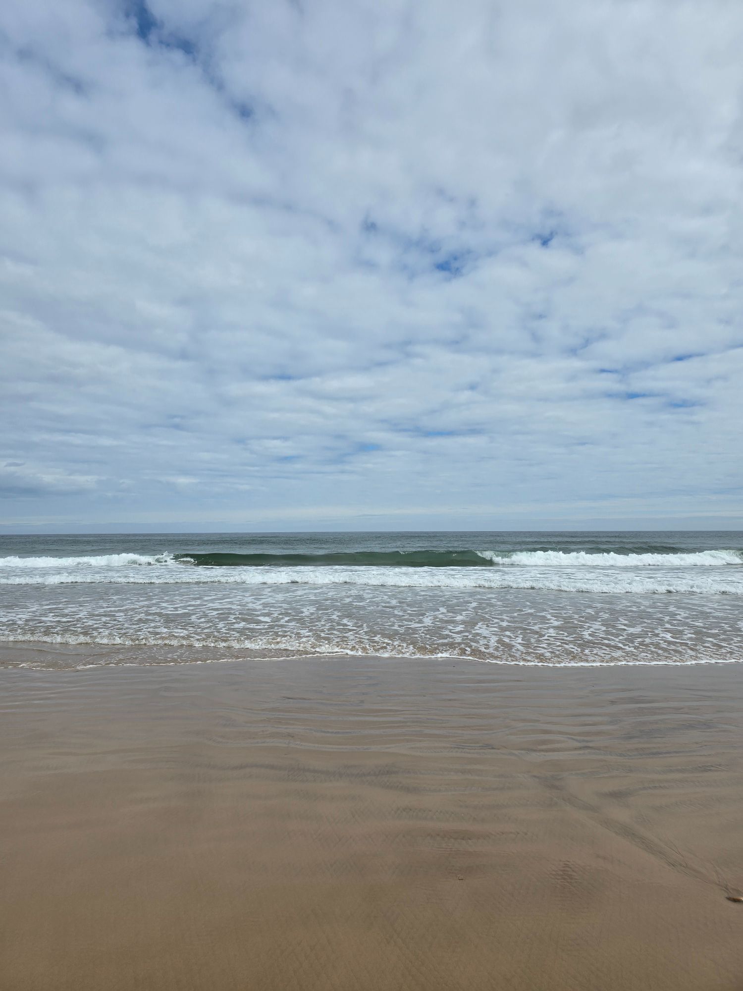 3ft onshore with high tide at 4.30pm  it's pumping. Hires available until 5pm