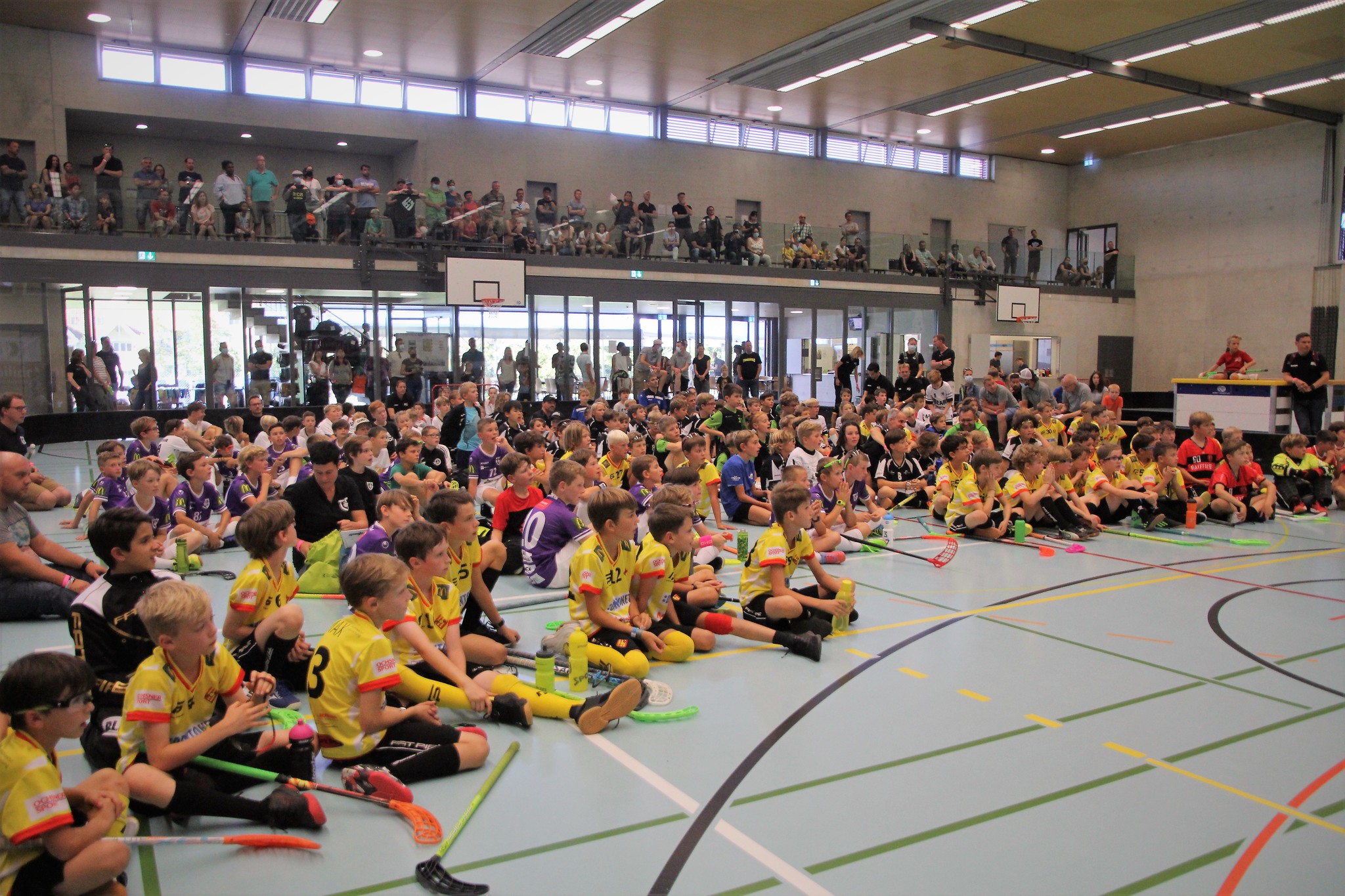 Juniorinnen und Junioren in der Dreifachturnhalle Aachtal