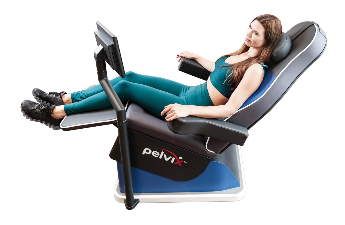 Svartvit bild på en kvinnlig figur som håller två hantlar