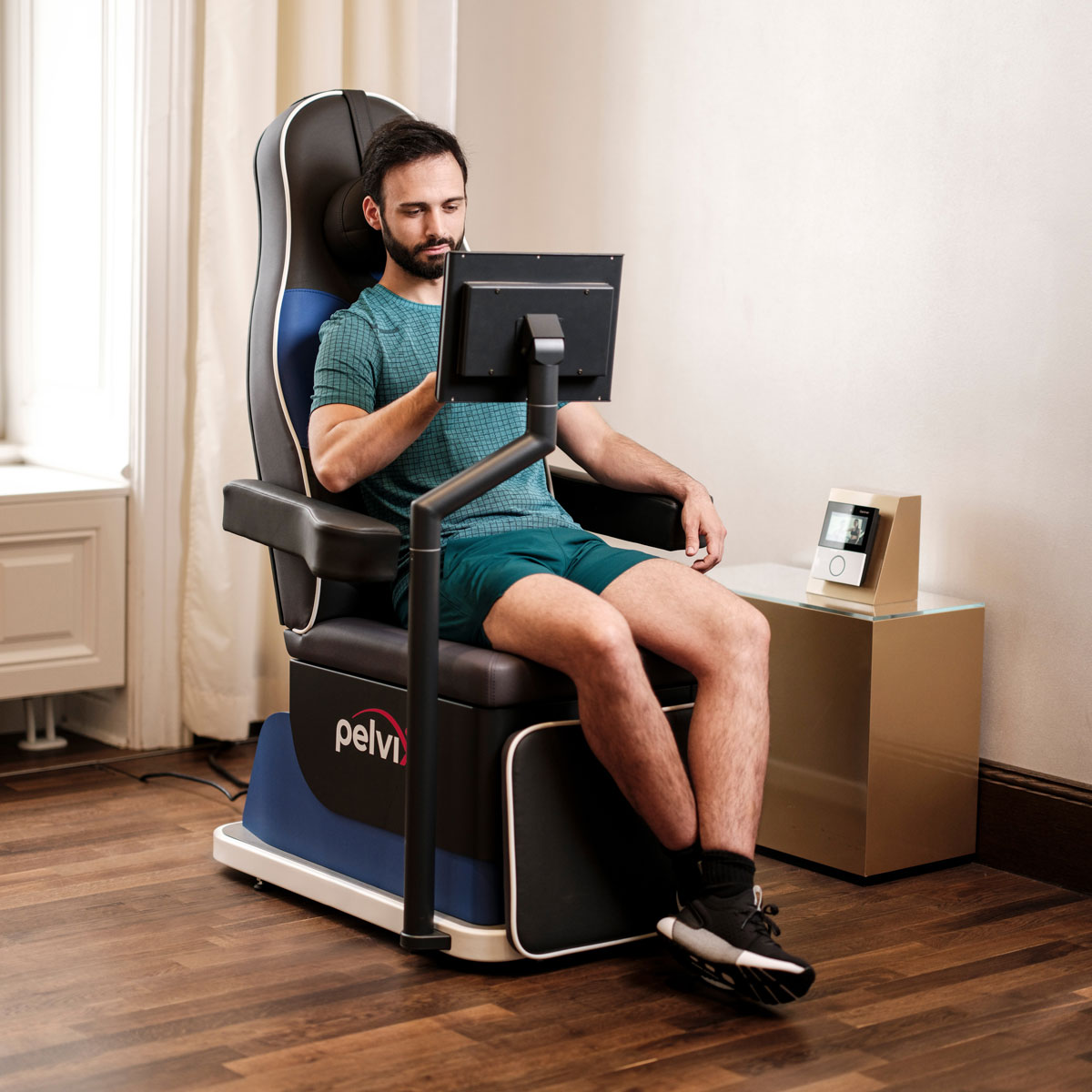 Män och kvinnor som tränar i en träningsanläggning