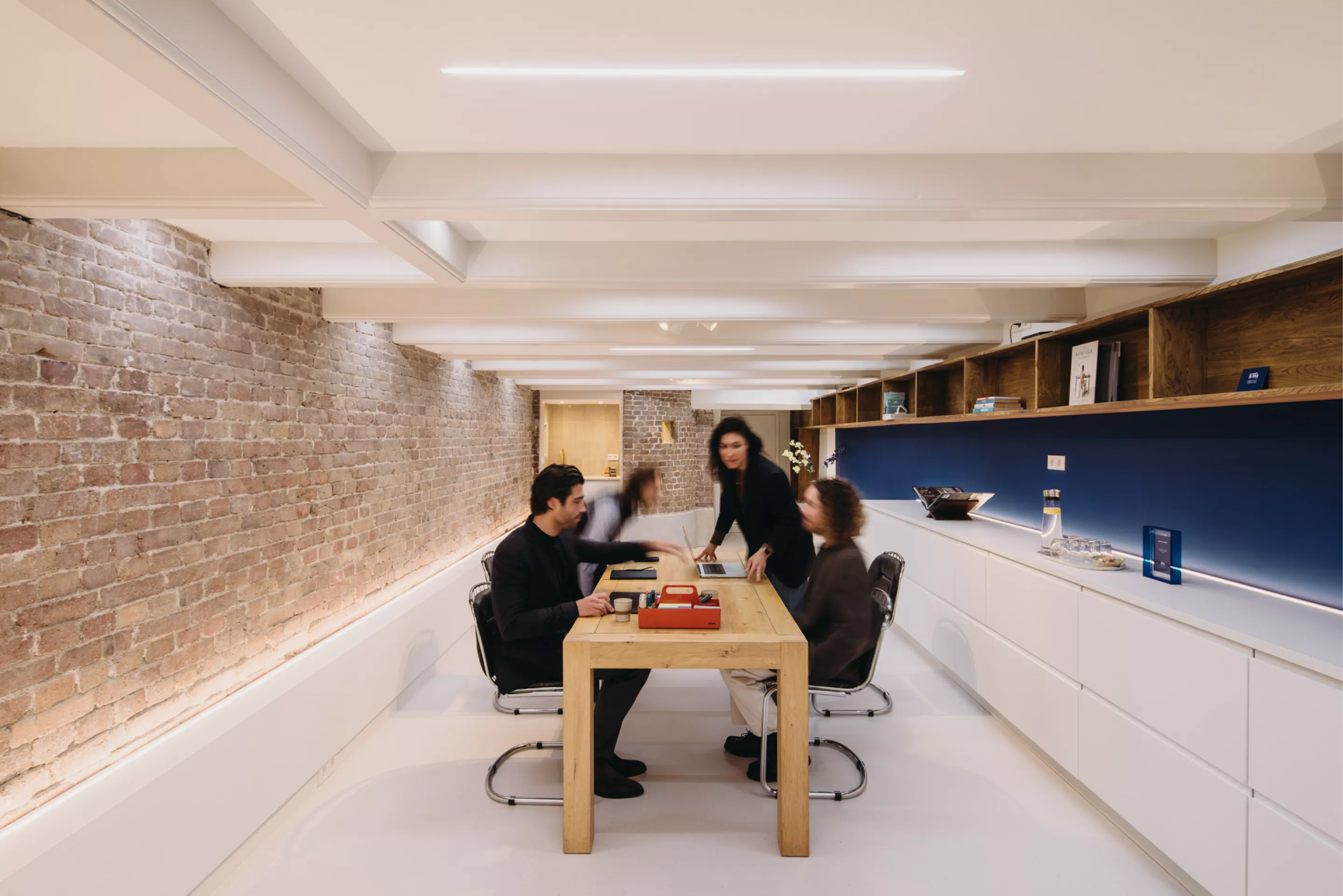 Vergaderen in KW9 souterrain: 4 personen aan tafel