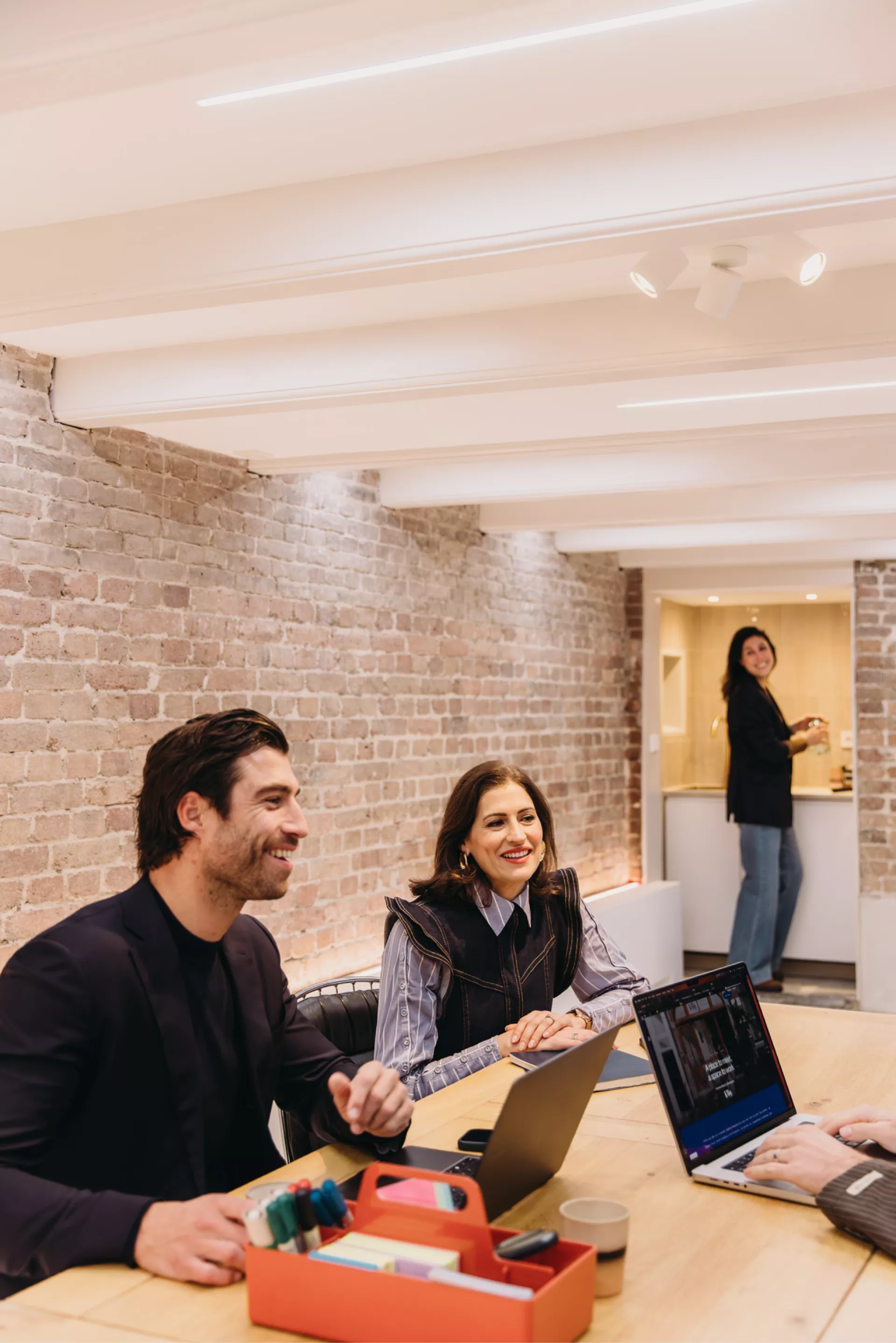 Teamleden brainstormen in de rustige vergaderrruimte van KW9 Amsterdam